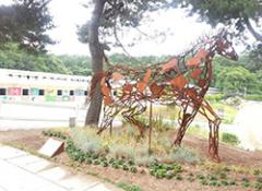 해와 달을 끄는 말 의 사진